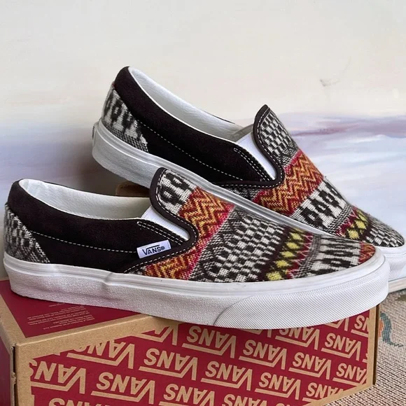 Vans WMNS Classic Slip-0n
Fair Isle Brown/Multi
VN0A5JMHBF0
Sneakers - Picture 5 of 16